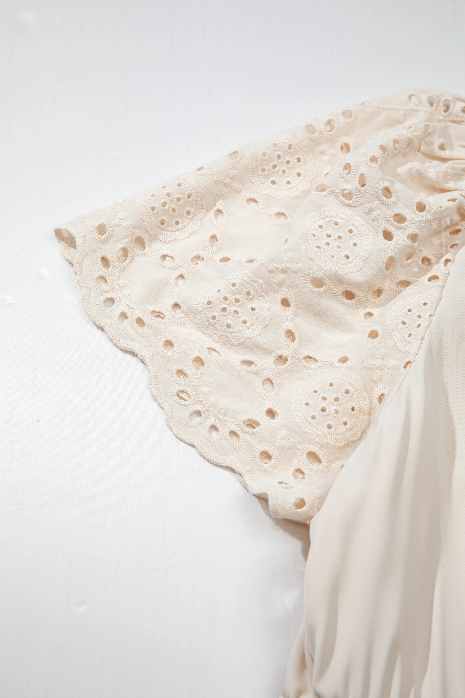 Plus Size Μπεζ Maxi Φόρεμα Με Κέντημα Broderie – Αέρινο Καλοκαιρινό Φόρεμα – 5634